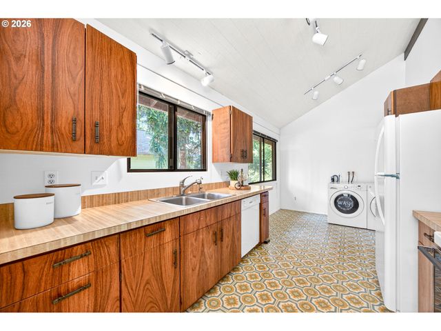 9316 Sw 8TH Dr, Portland, OR 97219
