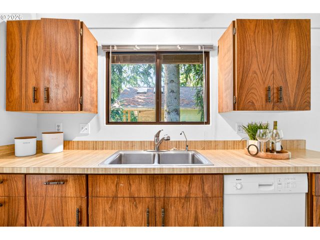 9316 Sw 8TH Dr, Portland, OR 97219