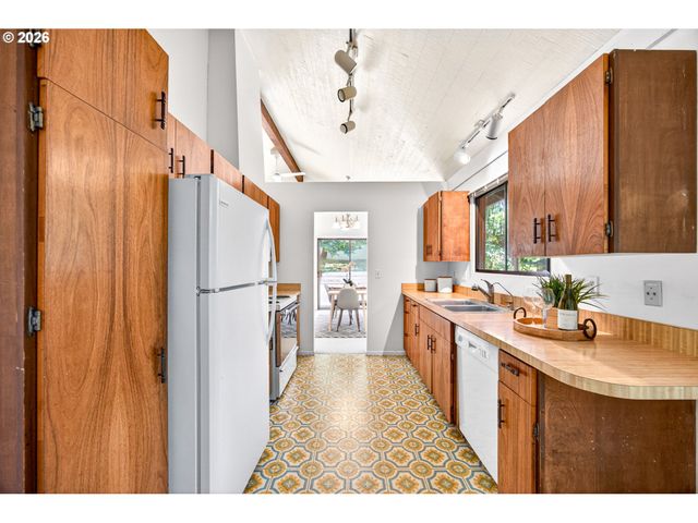 9316 Sw 8TH Dr, Portland, OR 97219