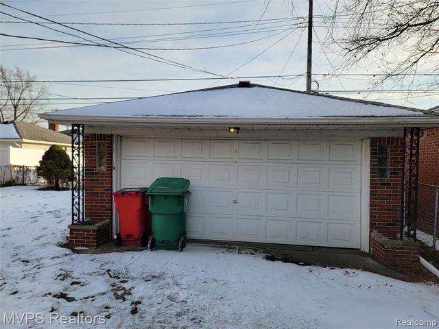 18508 Holland Avenue, Eastpointe, MI 48021