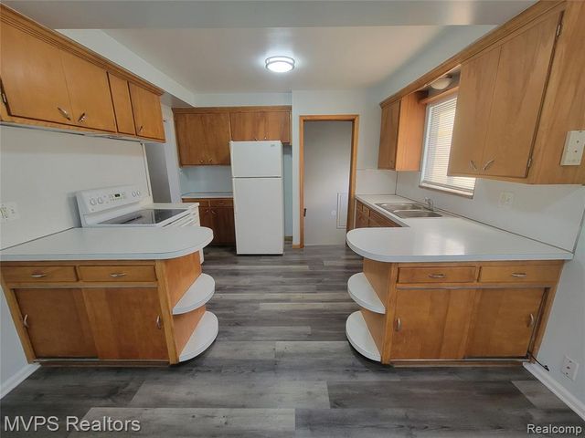 18508 Holland Avenue, Eastpointe, MI 48021