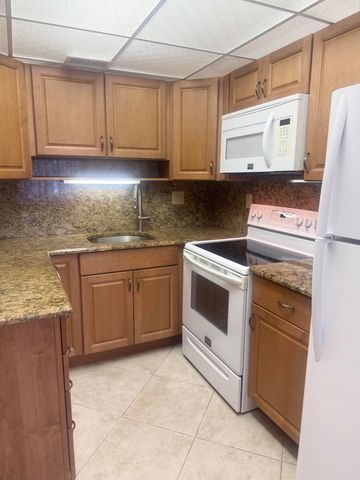2381 Sunset Avenue 117, Lake Worth Beach, FL 33461