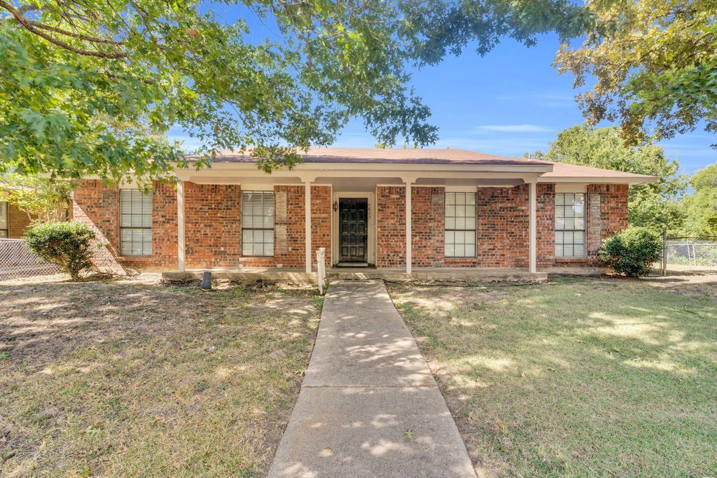 4622 Chalk Court, Grand Prairie, TX 75052