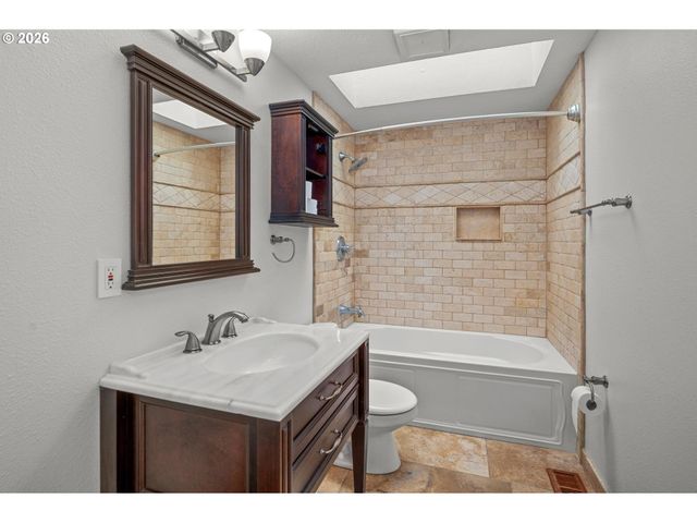 6720 LARSON Ave, West Linn, OR 97068