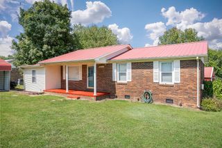 98 Lakeside Dr, Rock Island, TN 38581