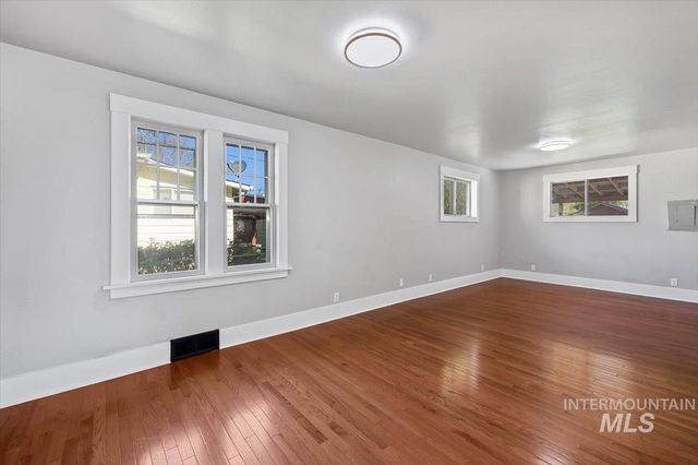 230 7th Ave N, Twin Falls, ID 83301