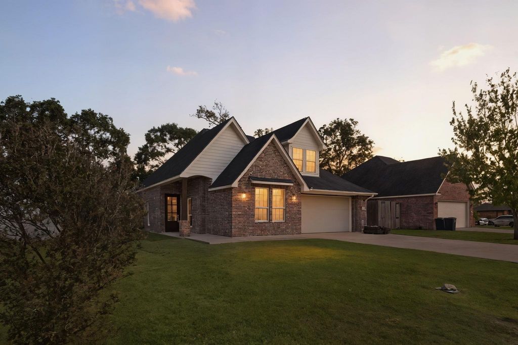 790 Bridgeview, Bridge City, TX 77611