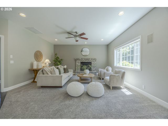 3394 HAMPTON Way, Eugene, OR 97401