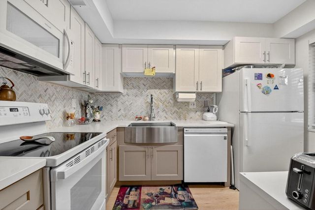 3050 Presidential Way 106, West Palm Beach, FL 33401