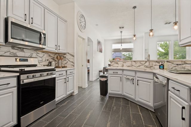 409 Creek Point Lane, Arlington, TX 76002