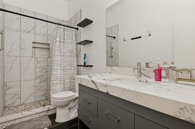 409 Creek Point Lane, Arlington, TX 76002