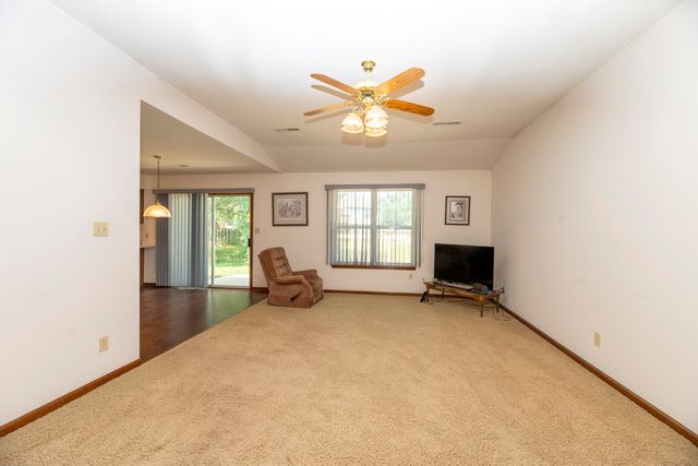 1807 N CHARLESTON CIR, Columbia, MO 65202