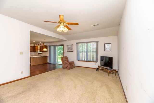 1807 N CHARLESTON CIR, Columbia, MO 65202