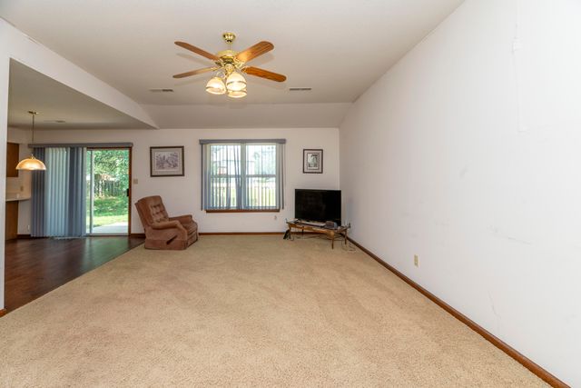 1807 N CHARLESTON CIR, Columbia, MO 65202