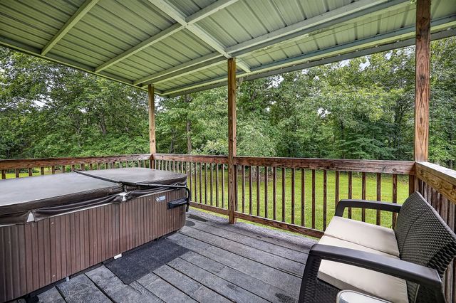 1400 Orlie Young Rd, Crab Orchard, TN 37723