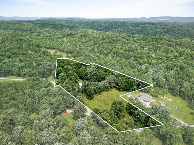 1400 Orlie Young Rd, Crab Orchard, TN 37723