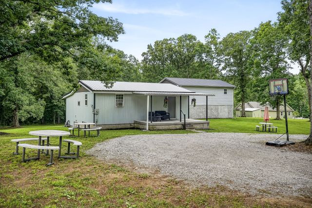 1400 Orlie Young Rd, Crab Orchard, TN 37723