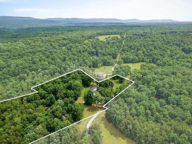 1400 Orlie Young Rd, Crab Orchard, TN 37723