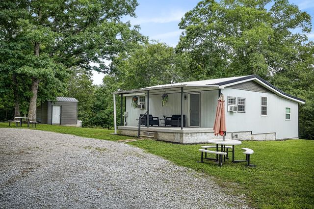 1400 Orlie Young Rd, Crab Orchard, TN 37723