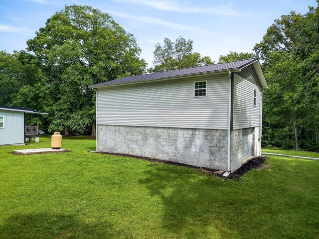 1400 Orlie Young Rd, Crab Orchard, TN 37723