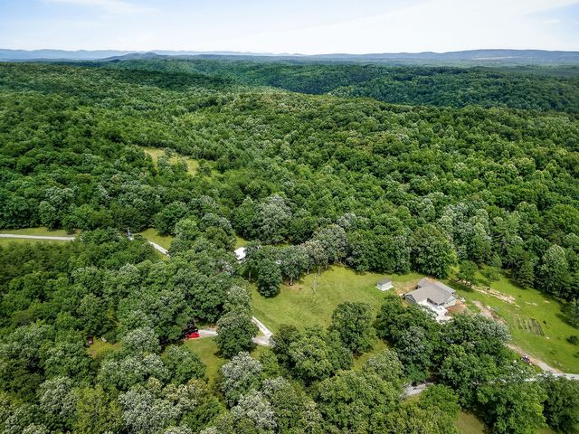 1400 Orlie Young Rd, Crab Orchard, TN 37723