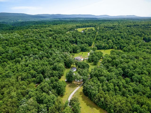 1400 Orlie Young Rd, Crab Orchard, TN 37723