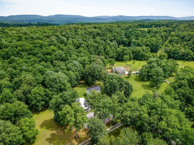 1400 Orlie Young Rd, Crab Orchard, TN 37723