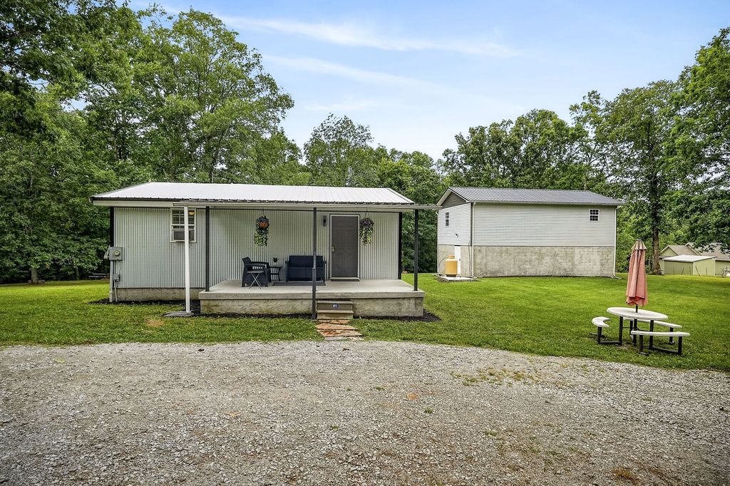 1400 Orlie Young Rd, Crab Orchard, TN 37723