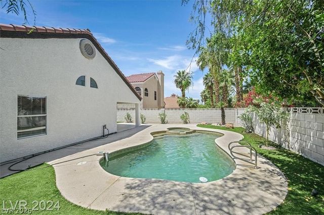 8 Barton Spring Circle, Henderson, NV 89074
