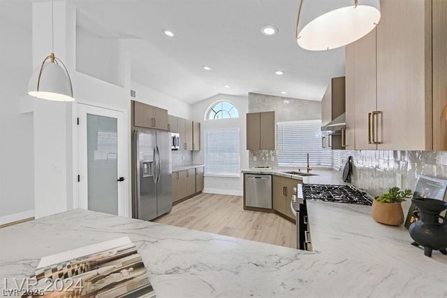 8 Barton Spring Circle, Henderson, NV 89074