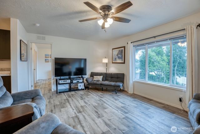 510 Sunset Avenue NE, Ocean Shores, WA 98569