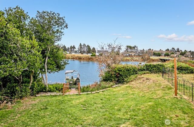 510 Sunset Avenue NE, Ocean Shores, WA 98569