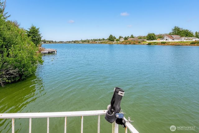 510 Sunset Avenue NE, Ocean Shores, WA 98569