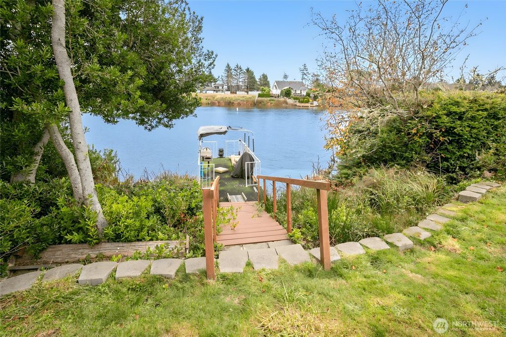 510 Sunset Avenue NE, Ocean Shores, WA 98569