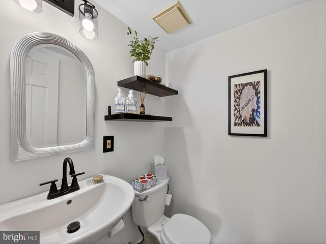 18 COLCHESTER PL, Newtown, PA 18940