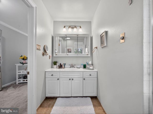 18 COLCHESTER PL, Newtown, PA 18940