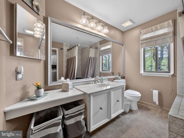 18 COLCHESTER PL, Newtown, PA 18940
