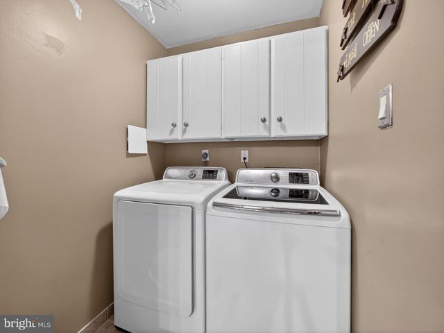 18 COLCHESTER PL, Newtown, PA 18940
