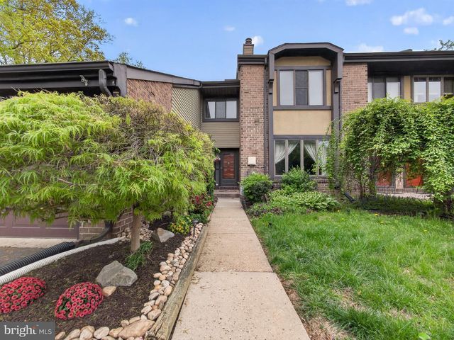 18 COLCHESTER PL, Newtown, PA 18940