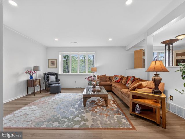 18 COLCHESTER PL, Newtown, PA 18940