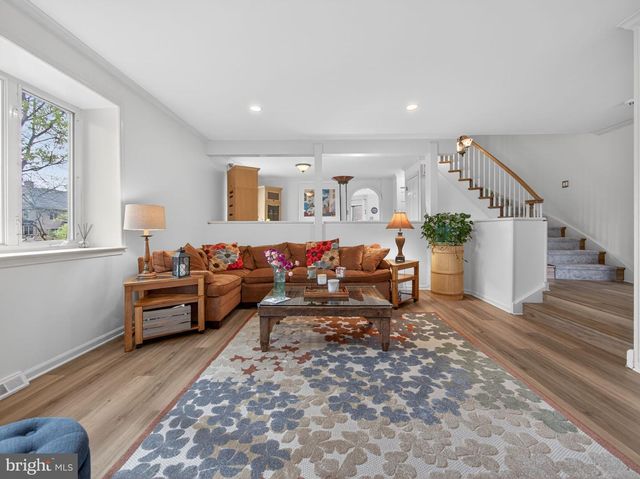 18 COLCHESTER PL, Newtown, PA 18940