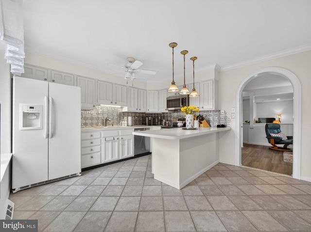 18 COLCHESTER PL, Newtown, PA 18940