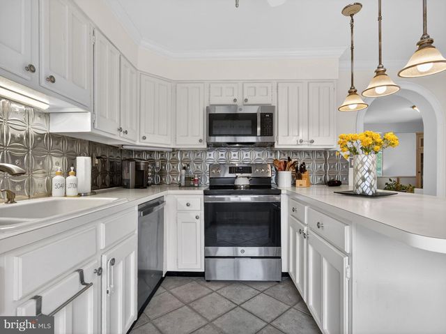 18 COLCHESTER PL, Newtown, PA 18940