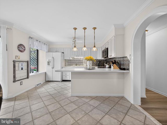 18 COLCHESTER PL, Newtown, PA 18940