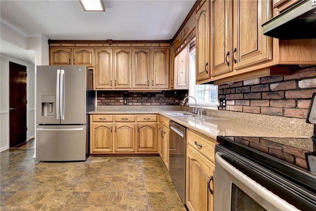 111 Lakeview DR, Yorktown, VA 23692