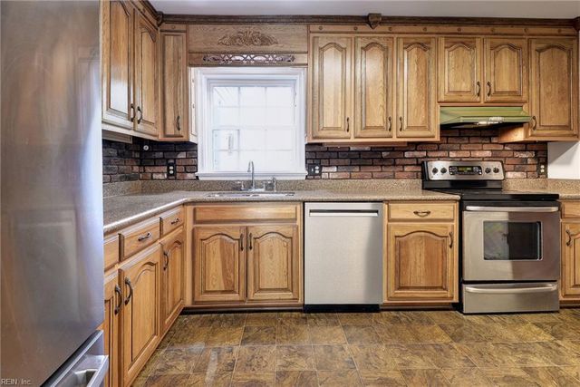 111 Lakeview DR, Yorktown, VA 23692