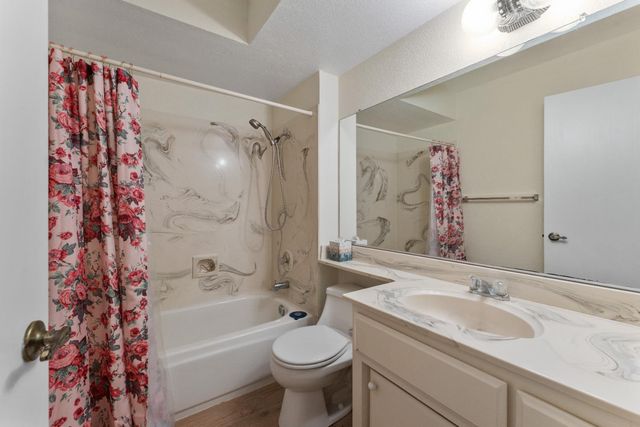 8031 La Riviera Dr, Sacramento, CA 95826