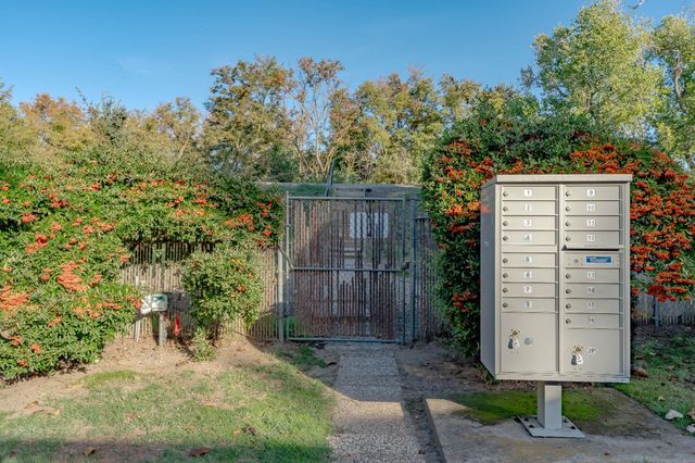 8031 La Riviera Dr, Sacramento, CA 95826