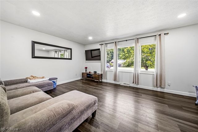 38102 Parkway Boulevard, Willoughby, OH 44094