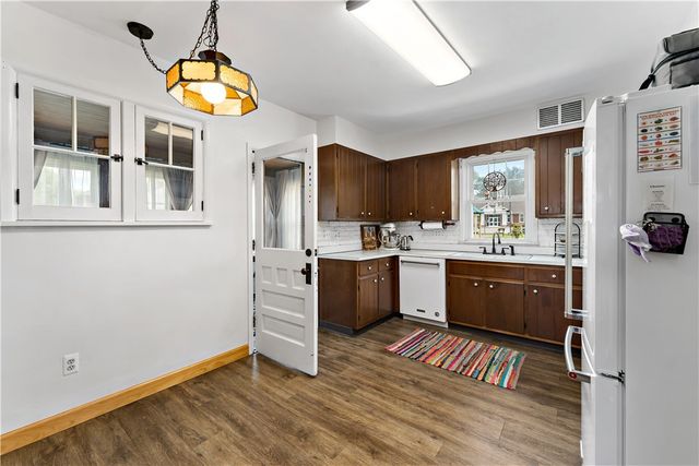 23 S 6th St, Youngwood, PA 15697